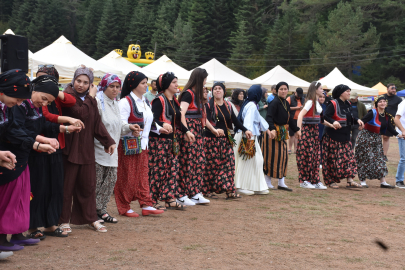 ÇİĞDEM YAYLASI ŞENLİĞİ RENKLİ GÖRÜNTÜLERE SAHNE OLDU