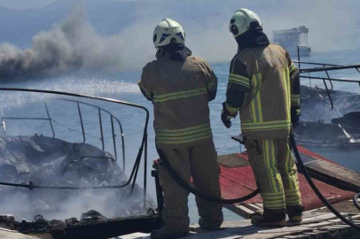 URLA'DA MARİNADA YANGIN: 6 TEKNE KÜL OLDU