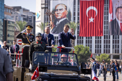 İZMİR ’DE ZAFER BAYRAMI COŞKUSU