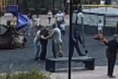 PARKTA OYNAYAN ÇOCUKLARI YERDEN YERE VURDU