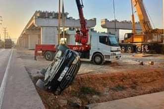 KONTROLDEN ÇIKTI, ÜST GEÇİT İNŞAATINA DÜŞTÜ