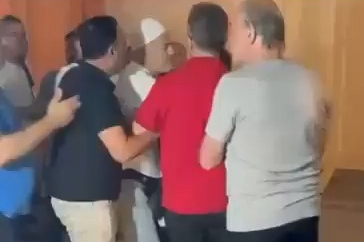 CAMİ BAHÇESİNDEKİ ATATÜRK RESİMLİ BAYRAK RAHATSIZ ETMİŞ!