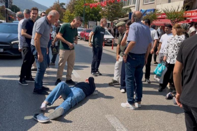 KARŞIYA GEÇEN YAYALARA MOTOSİKLET ÇARPTI