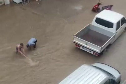 SAĞANAK YAĞIŞ BURSA'YI VURDU,ARAÇLAR SULAR ALTINDA KALDI