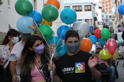 BİNLERCE BALON LÖSEMİYİ YENEN ALİ İÇİN GÖKYÜZÜNE BIRAKILDI