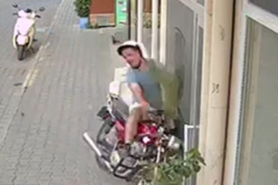 MOTOSİKLET İŞ YERİNE GİRDİ, KASK HAYAT KURTARDI