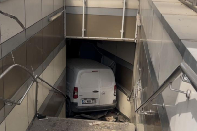 LASTİĞİ PATLADI, METRO İSTASYONUNA DALDI