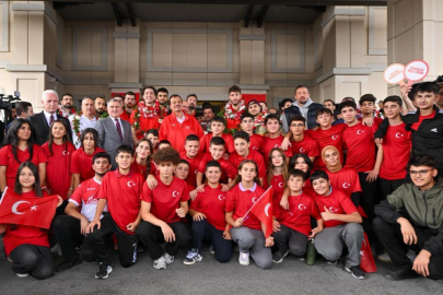 THY PİLOTUNDAN 12 DEV ADAMA ANONS SÜRPRİZİ: "UMUT VE GURUR YAŞATTINIZ"
