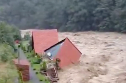 DERE KENARINDAKİ İKİ BUNGALOV SULARA KAPILDI