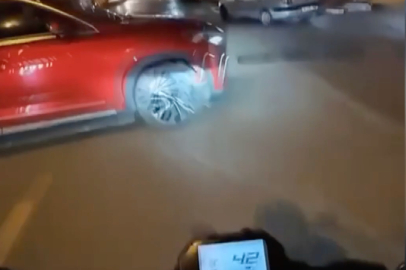 KAZA ANI KASK KAMERASINDA: MOTOSİKLET SÜRÜCÜSÜ ÖLÜMDEN DÖNDÜ