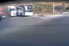 AYDIN 'DA FRENİ TUTMAYAN TIR OTOBÜSE ÇARPTI