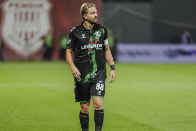 CANER ERKİN TAKIM ARKADAŞINA TOKAT ATTI, KIRMIZI KARTI GÖRDÜ
