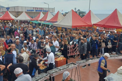 ÇINARCIK HAMSİ FESTİVALİ’NDE 4 TON BALIK DAĞITILDI