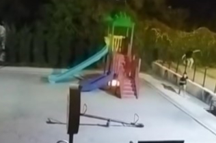 BURSA'DA ÇOCUKLAR PARKINI ATEŞE VERDİ