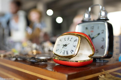 İZMİR'DE 2.EL PAZARLARINA YOĞUN İLGİ: SIRADA KARABAĞLAR VAR