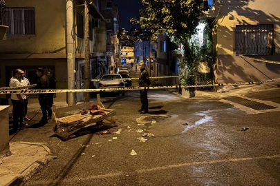İZMİR'DE BIÇAKLI DEHŞET: 1 ÖLÜ, 2 YARALI