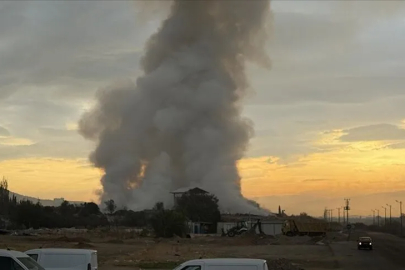 İZMİR'DE ÇÖP AKTARMA ALANINDA YANGIN: DUMAN İLÇEYE YAYILDI