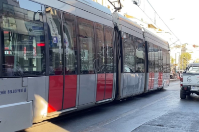 FATİH’TE PANİK ANLARI: TRAMVAY YAYAYA ÇARPTI
