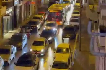 ALKOLLÜ SÜRÜCÜ YOLU KESTİ, POLİS GİBİ DAVRANDI