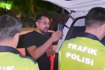 ALKOLLÜ SÜRÜCÜ KRAKER YİYİP ‘ARTİSTLİK YAPIYORUM’ DEDİ POLİSE DİRENDİ
