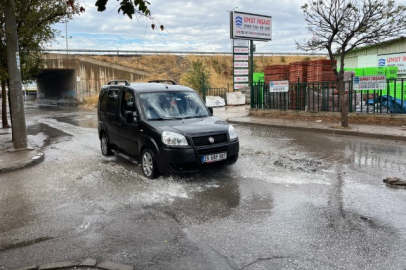 İZMİR’DE ETKİLİ OLAN SAĞANAK SONRASI YOLLAR GÖLE DÖNDÜ