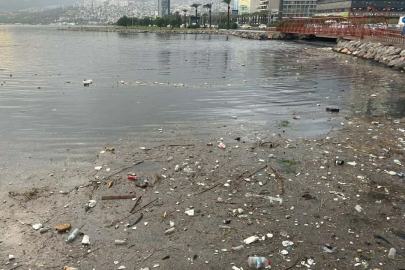 İZMİR'DE SAĞANAK FATURASI: ÇÖPLER DENİZE AKTI
