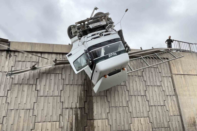 İZMİR’DE VİYADÜKTE ASKIDA KALAN TIRIN KAZA ANI KAMERADA