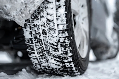 KIŞ LASTİĞİ ZORUNLULUĞUNDA YENİ DÜZENLEME: SÜRE UZATILDI