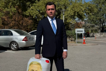 OSMAN GÖKÇEK'TEN MANSUR YAVAŞ'A SU BİDONLU PROTESTO