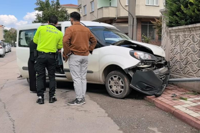 BURSA'DA TRAFİK KAZASI UCUZ ATLATILDI