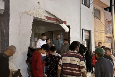FRENİ BOŞALAN KAMYON APARTMANA GİRDİ: KAZA ANI KAMERADA