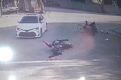 MOTOSİKLET SÜRÜCÜSÜ YAŞLI ÇİFTİN ÜZERİNE UÇTU: 4 YARALI