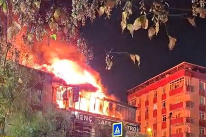 SULTANGAZİ'DE 3 KATLI KAFENİN ÇATISI ALEV ALEV YANDI