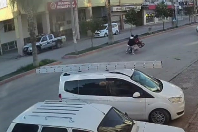 MOTOSİKLET KAZASI GÜVENLİK KAMERASINA YANSIDI: 2 YARALI