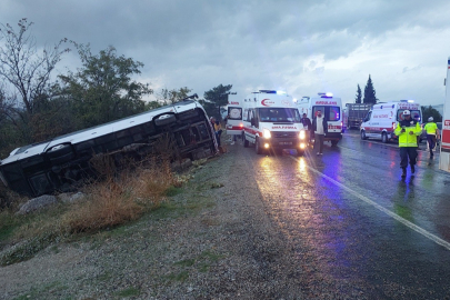 İZMİR ’E DÖNEN MİDİBÜS ŞARAMPOLE YUVARLANDI: 2 ÖLÜ, 31 YARALI
