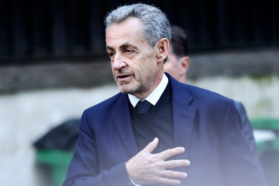 FRANSA'DA ESKİ CUMHURBAŞKANI SARKOZY HAPSE GİRDİ