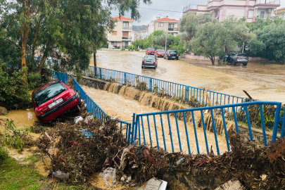 İZMİR’DE SAĞANAK MANZARALARI: BİRÇOK İLÇEYİ SEL BASTI!
