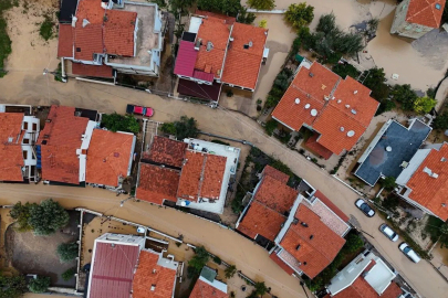 İZMİR FOÇA'DA SELDE BİR KİŞİ KAYBOLDU: 198 İHBAR VAR