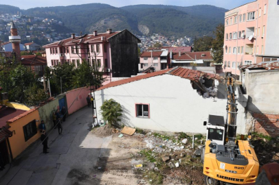BURSA'DA ARKEOLOJİK ALANDAKİ KAÇAK BİNA YIKILDI