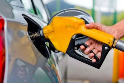 ÖNCE İNDİRİM SONRA ZAM: AKARYAKITA ZAM GELDİ, TABELA FIRLADI