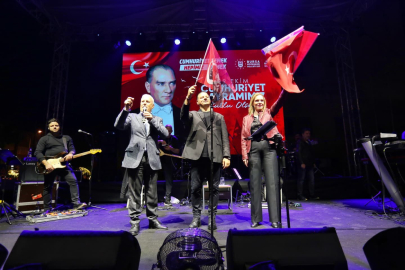 BURSA'DA CUMHURİYET COŞKUSU KUBAT KONSERİYLE BAŞLADI