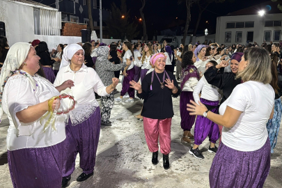 İZMİR ALİAĞA'DA KADINLARIN RENKLİ ŞALVAR GECESİ
