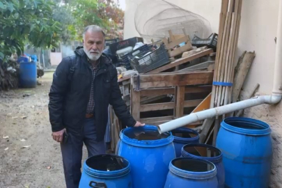 ÖRNEK VATANDAŞ ÇATISINDAN AKAN SUYU VARİLLERE TOPLADI