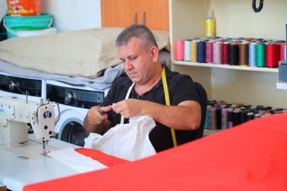 DEV TÜRK BAYRAKLARINI ÜCRETSİZ TAMİR EDEN TERZİYE TEŞEKKÜR