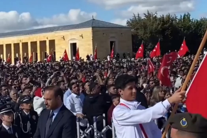 ANITKABİR'DE SLOGAN SAYGISIZLIĞI