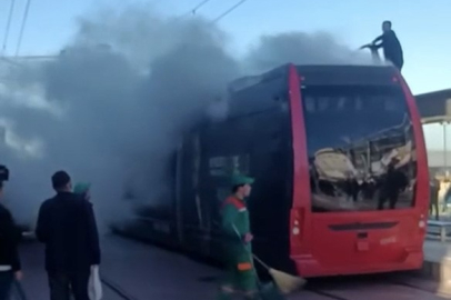 BURSA'DA SEYİR HALİNDEKİ TRAMVAYDA YANGIN PANİĞİ