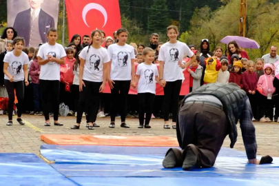 CUMHURİYET COŞKUSUNA BABA FEDAKARLIĞI DAMGA VURDU