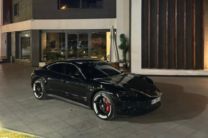18 MİLYONLUK PORSCHE ALEV ALDI: SÜRÜCÜ CANINI ZOR KURTARDI