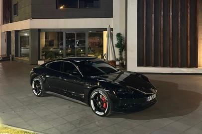 18 MİLYONLUK PORSCHE ALEV ALDI: SÜRÜCÜ CANINI ZOR KURTARDI