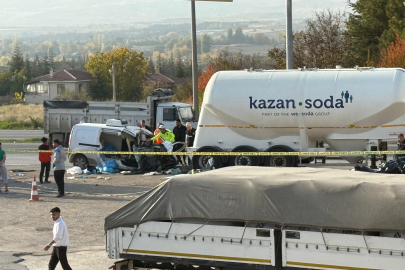 YOL KENARINDAKİ TIR ÇEKİCİSİ 3 KİŞİLİK AİLENİN SONU OLDU